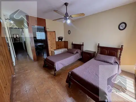 Casa 8 ambientes con 2 baños
