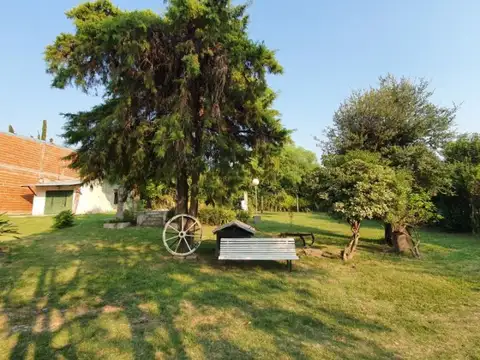 Casa quinta con pileta y gran parque, terreno de 1.500 m2, mas dos monoambientes equipados.