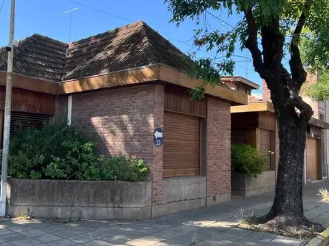 Casa en venta - 4 Dormitorios 4 Baños - 250mts2 - Mercedes