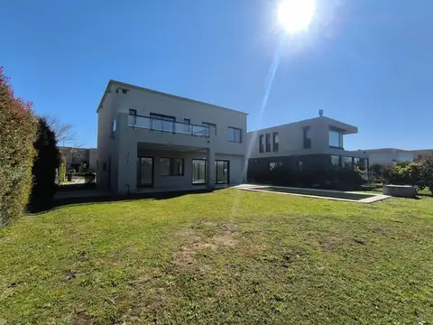 Casa en Venta con 2 cocheras