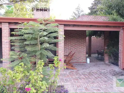 Casa 15 ambientes con 5 baños