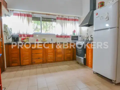 En venta en Castelar sobre DOS lotes