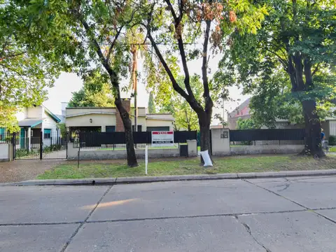 En venta en Castelar sobre DOS lotes