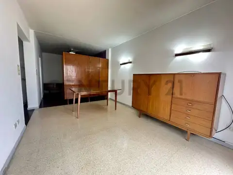 Alquiler Departamento 2 ambientes al frente con balcón francés en el centro