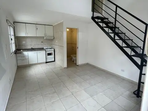 MUY BUEN DEPARTAMENTO DE 2 AMBIENTES CON COCHERA Y PATIO EN ALQUILER EN VILLA BALLESTER