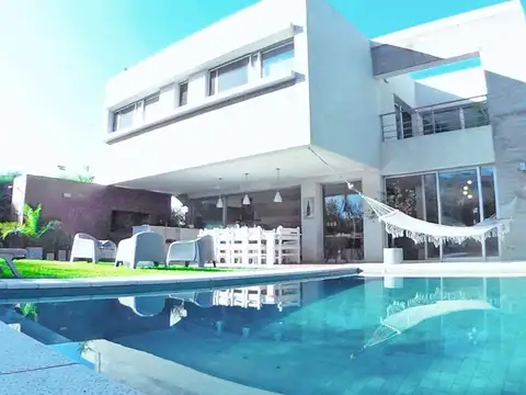 INCREIBLE CASA MINIMALISTA BARRIO EXCLUSIVO NUEVO QUILMES 6 AMB. PISCINA CLIMATIZADA "APTO CREDITO"