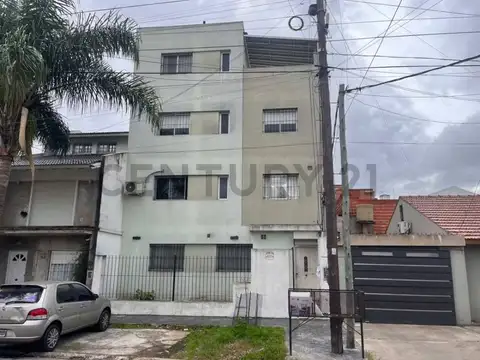 Departamento 4 ambientes en duplex  al frente en Villa Luzuriaga