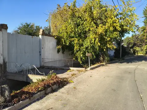 Lote con casa doble frente