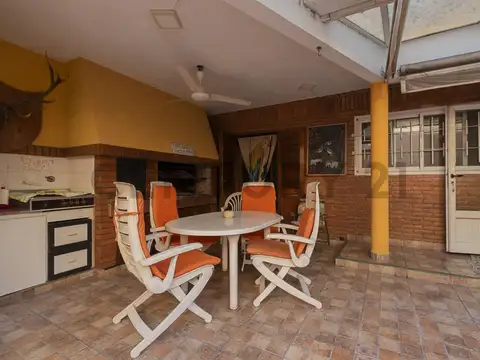 Casa 7 ambientes con 4 baños