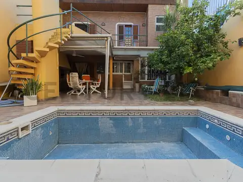 VENTA CASA 7 AMBIENTES CON PILETA Y JARDIN EN PARQUE CHACABUCO - ACEPTA PERMUTA
