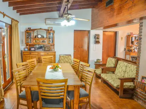 Casa 6 ambientes con 2 baños