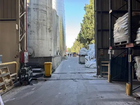 Nave Industrial en Pablo Podesta de 1200 m2 cubiertos