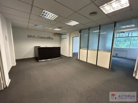 Oficina en 3er piso super luminosa con orientación Este y vista abierta