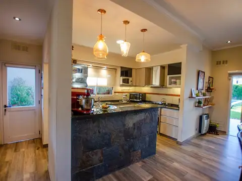 Casa 4 ambientes con 3 baños