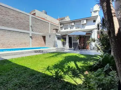 EN VENTA CASA CON PILETA EN ISIDRO CASANOVA