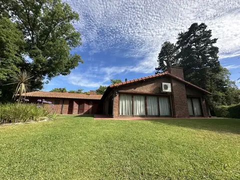 Casa en venta - Lote en esquina 2588m2 - Highland Park Country Club