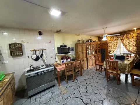 Casa 7 ambientes con 1 baño