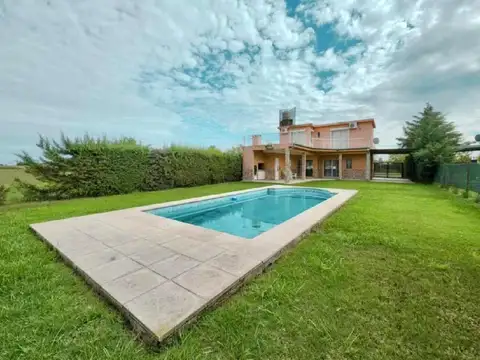 CASA CON PILETA EN ROLDAN