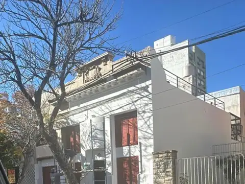 Casa 3 Dormitorios  y comodin -  Zona Norte -  Cochera - Patio- Parrillero - amplia terraza- Ap...