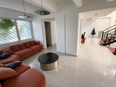 Casa 8 ambientes con 4 baños