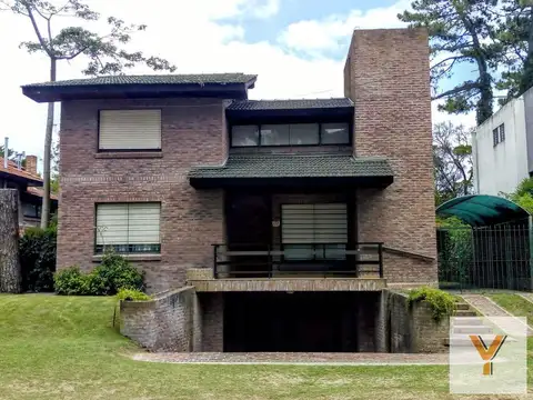 Casa en venta - 3 dormitorios 2 baños - 225mts2 - Villa Gesell