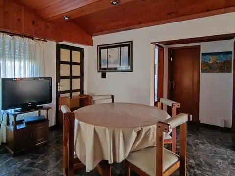 Casa 4 ambientes con 2 baños