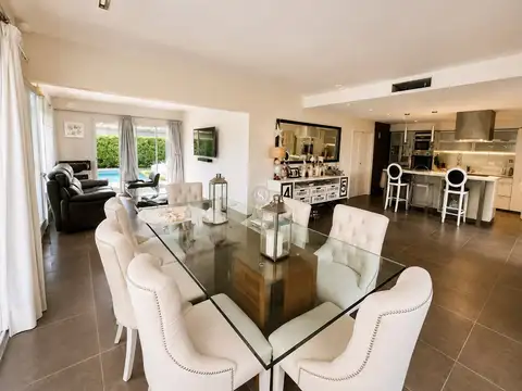 Casa en Venta con 3 cocheras