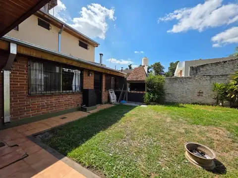 Casa en Alquiler con 1 cochera