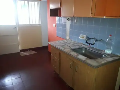 Casa 4 ambientes con 1 baño