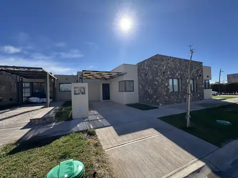 Casa a estrenar en alquiler 2 habitaciones - todos los servicios -Barrio privado Lujan de Cuyo