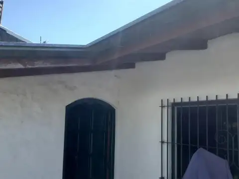 CASA AMPLIA CON COCHERA, PILETA MUY LUMINOSA
