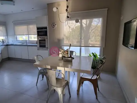Casa en Venta con 2 cocheras