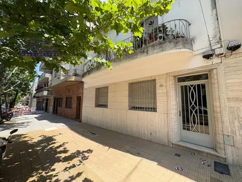 Impecable 2 ambientes con patio y cocina independiente!