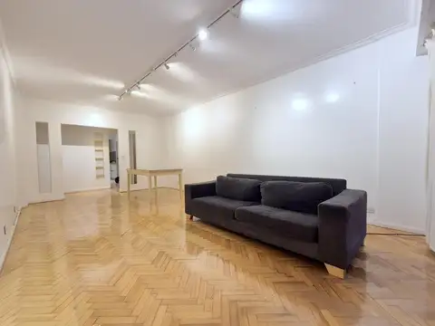 Belgrano: S/Piso impecable 4 amb. al frente. Balcón. Cocina y comedor diario. 2 Baños completos.-