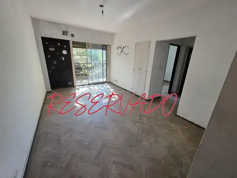 Departamento al frente con balcón a reciclar