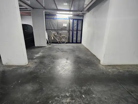 Cochera en venta en Villa Urquiza con Baulera en el fondo