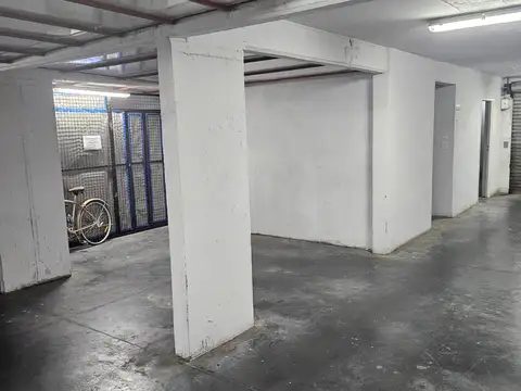 Cochera en venta en Villa Urquiza con Baulera en el fondo