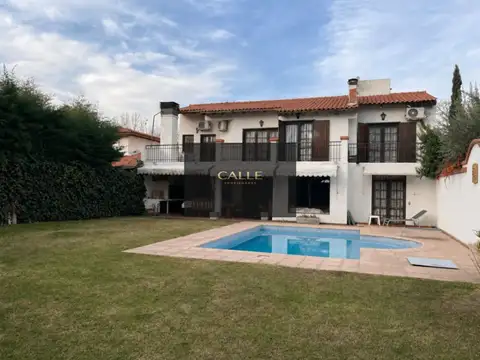 Casa en venta c/ cochera en Chacras de Coria