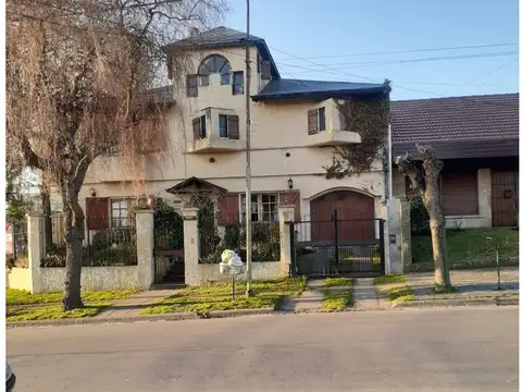 CHALET 6 AMB. EN TRES PLANTAS - 234 M2.  - SAN CARLOS