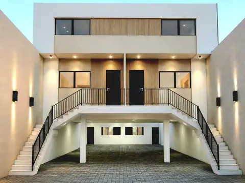 Casa tipo triplex de 5 ambientes con Jardin y Terraza