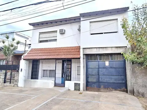 Multifamiliar - dos unidades de 3 Amb c/u y una unidad de 2 amb   3 cocheras