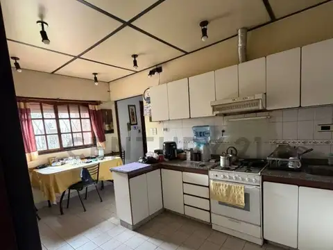 Casa multifamiliar 7 ambientes con duplex, pileta y parrilla