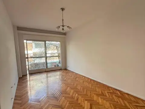 3 Ambientes - Al Frente - Balcón - Muy Luminoso - Excelente Estado