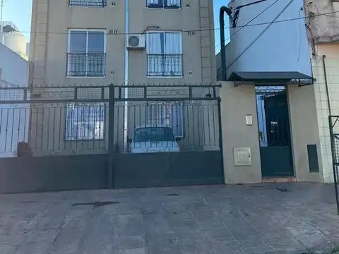 Dto. 1 amb. fte 1° piso x escalera - Luminoso - Alquilado