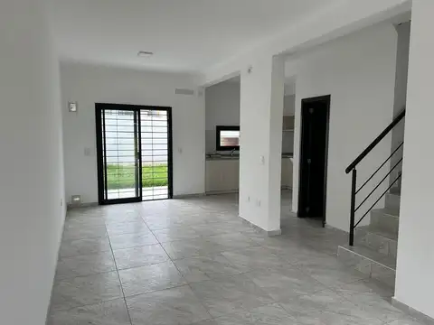 Casa 4 ambientes con 2 baños