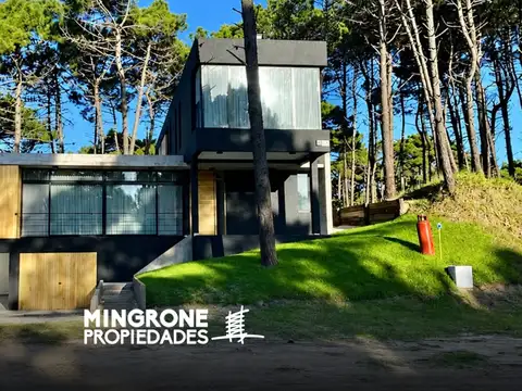 Cod 1002 – Casa de diseño minimalista en Barrio Pioneros (30)