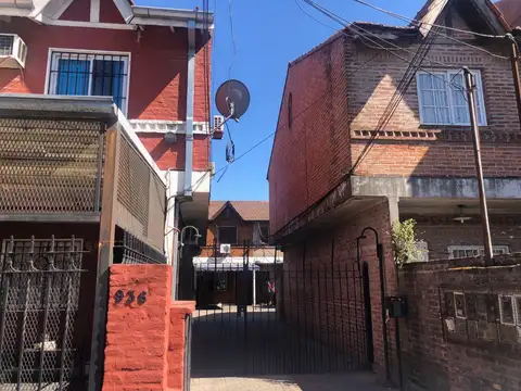 Dúplex 2 habitaciones mas amplio entrepiso, patio, cochera, buena ubicación