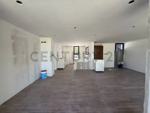 Casa de 2 Dormitorios - SUM- Pileta-Amplio espacio verde- City Bell 461 c e/ 13c y 14 C.ARBOLES