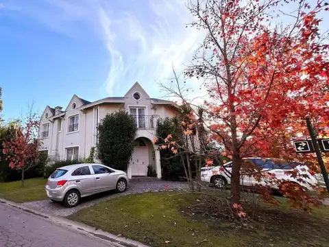 Casa en Venta con 3 cocheras