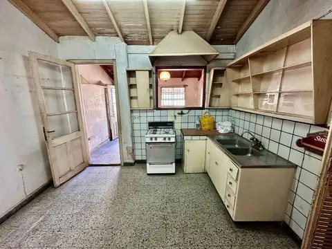 VENTA Casa Quilmes 5 ambientes, a refaccionar
